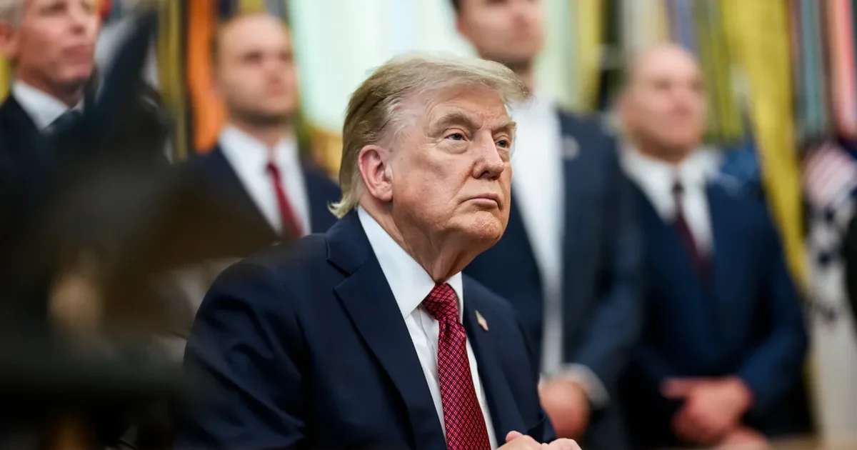 Президент США Дональд Трамп під час спілкування з журналістами на борту Air Force One