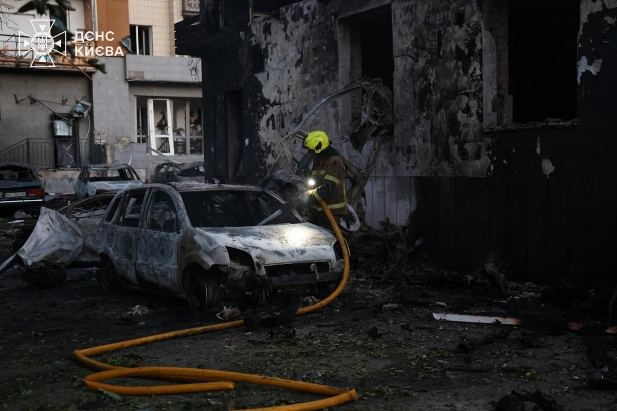 Наслідки удару балістикою по Києву 19 липня: пожежі у Шевченківському та Солом'янському районах, світлини ДСНС
