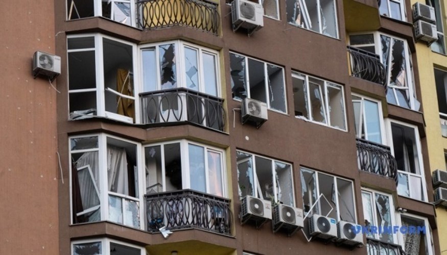 Пошкоджений наземний вестибюль станції метро «Лук'янівська» та наслідки ракетного удару по житлових будинках у Києві 19 липня