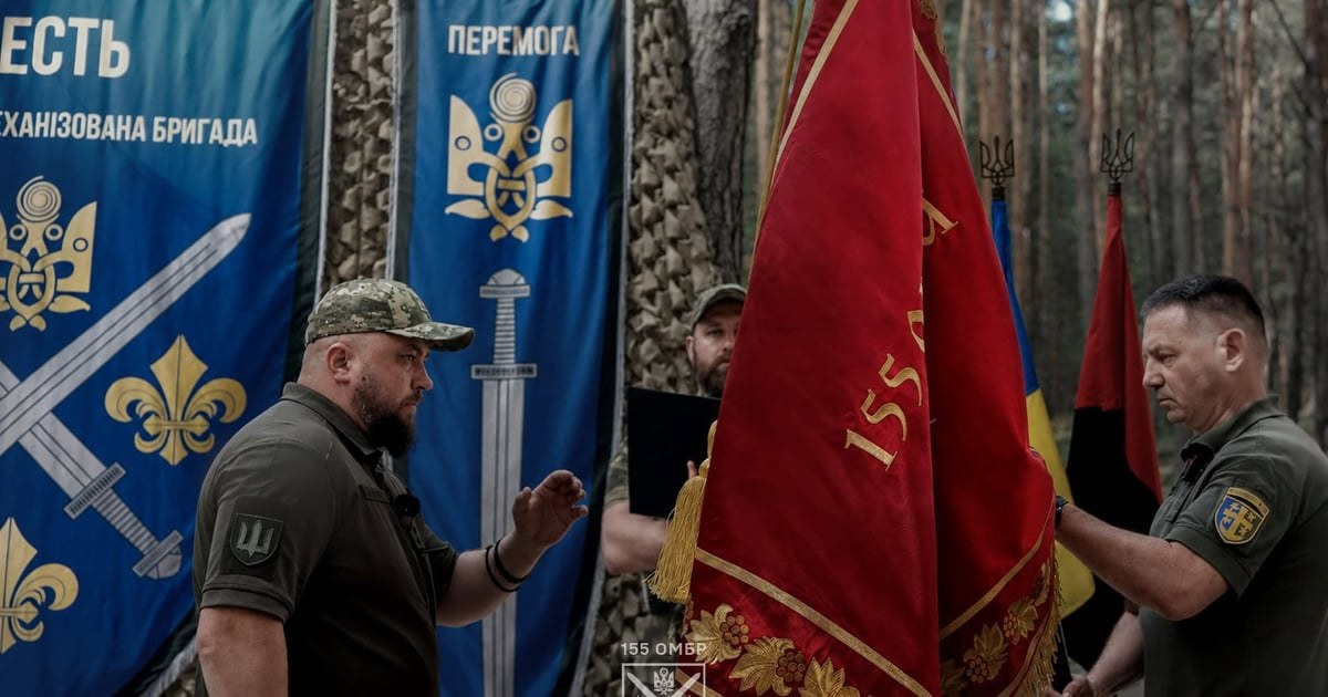 Андрій Крока під час отримання бойового прапора 155-ї бригади