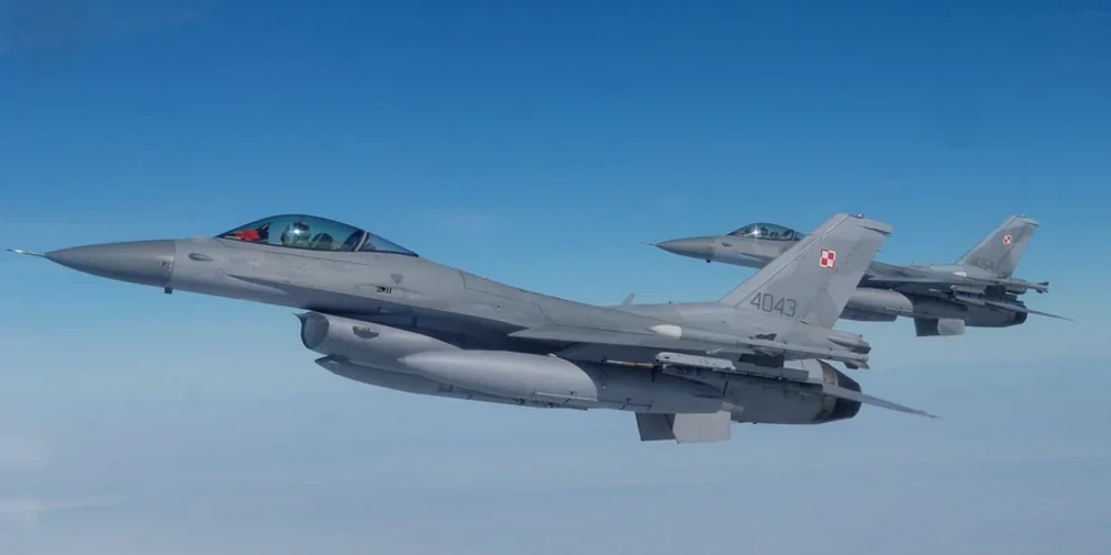 Винищувач F-16 у небі над Україною (ілюстративне фото)