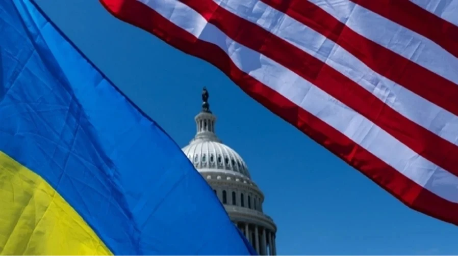 Державний прапор США на тлі паперів із картою розвідувальних даних