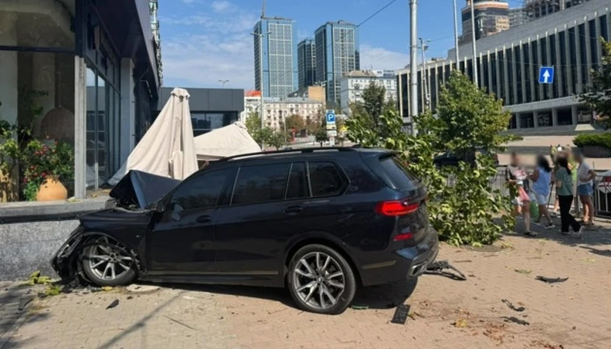 Перекинутий BMW на території літньої тераси на вулиці Великій Васильківській у Голосіївському районі Києва