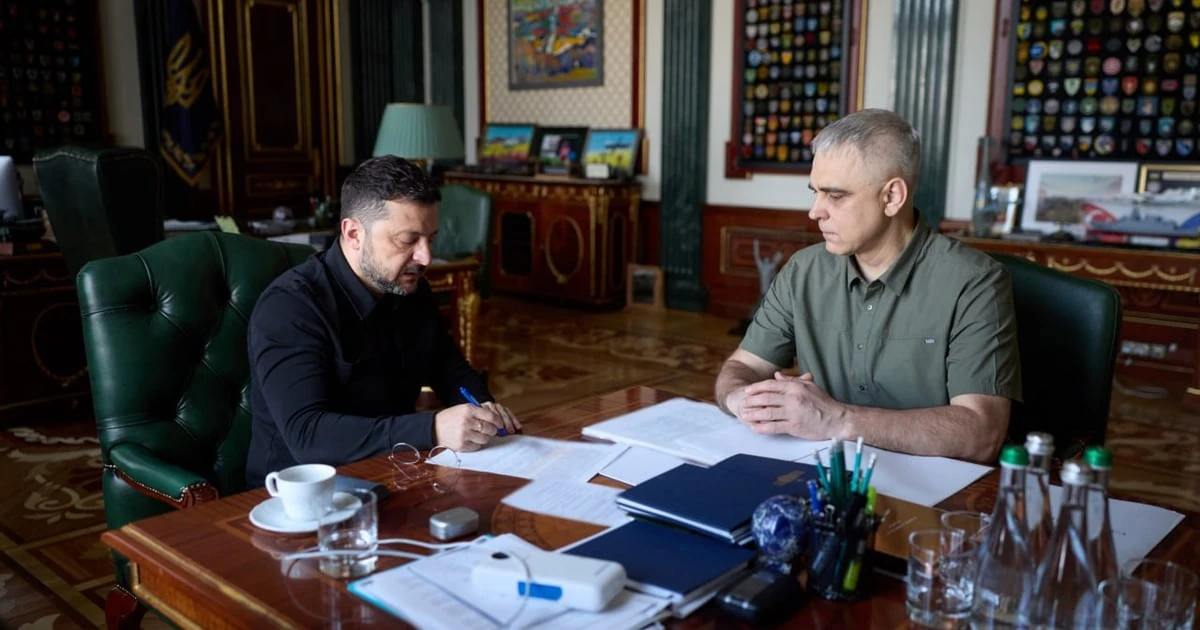 Володимир Зеленський та Олександр Поклад під час доповіді щодо нового дрона-перехоплювача