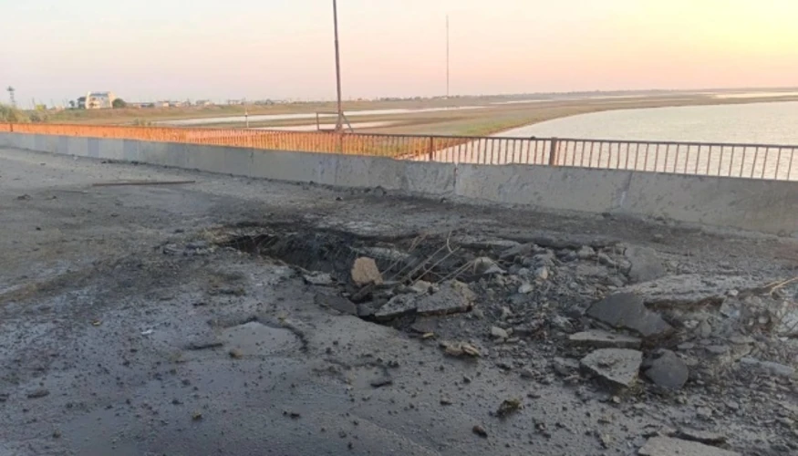 Супутникові знімки Чонгарського мосту з пробоїнами та обвалом прольоту