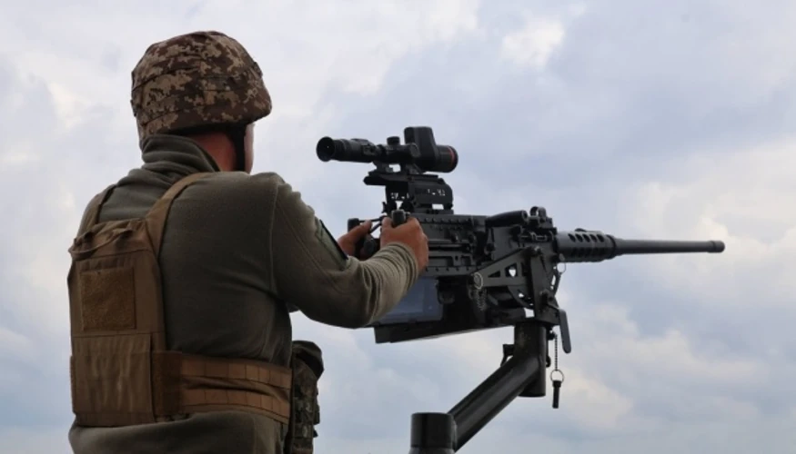 Російський реактивний безпілотник у нічному небі над містом