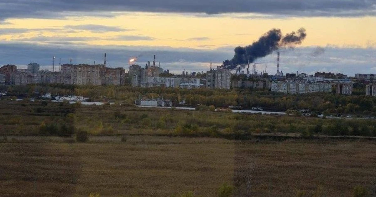 Кадри пожежі на території Омського нафтопереробного заводу після удару дронів