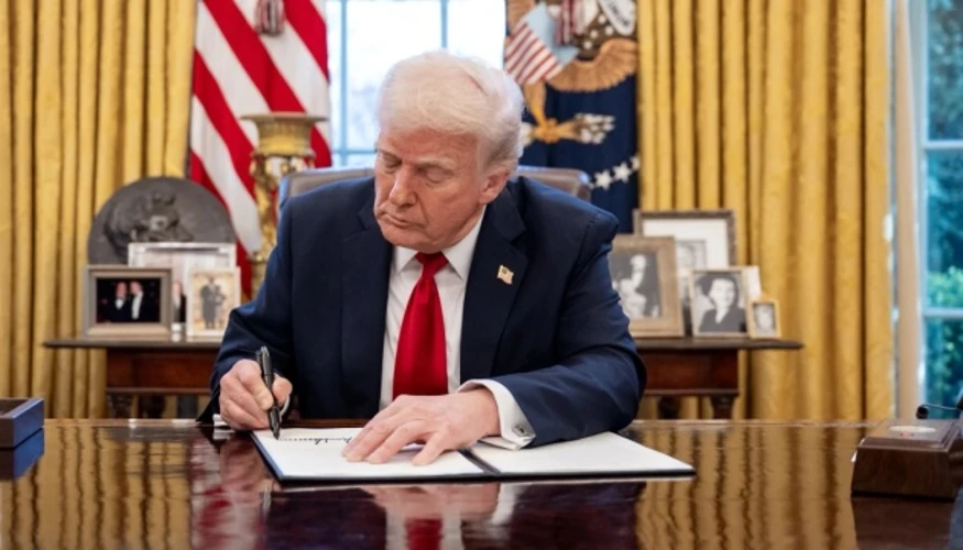 Президент США Дональд Трамп підписує указ щодо дизельного пального