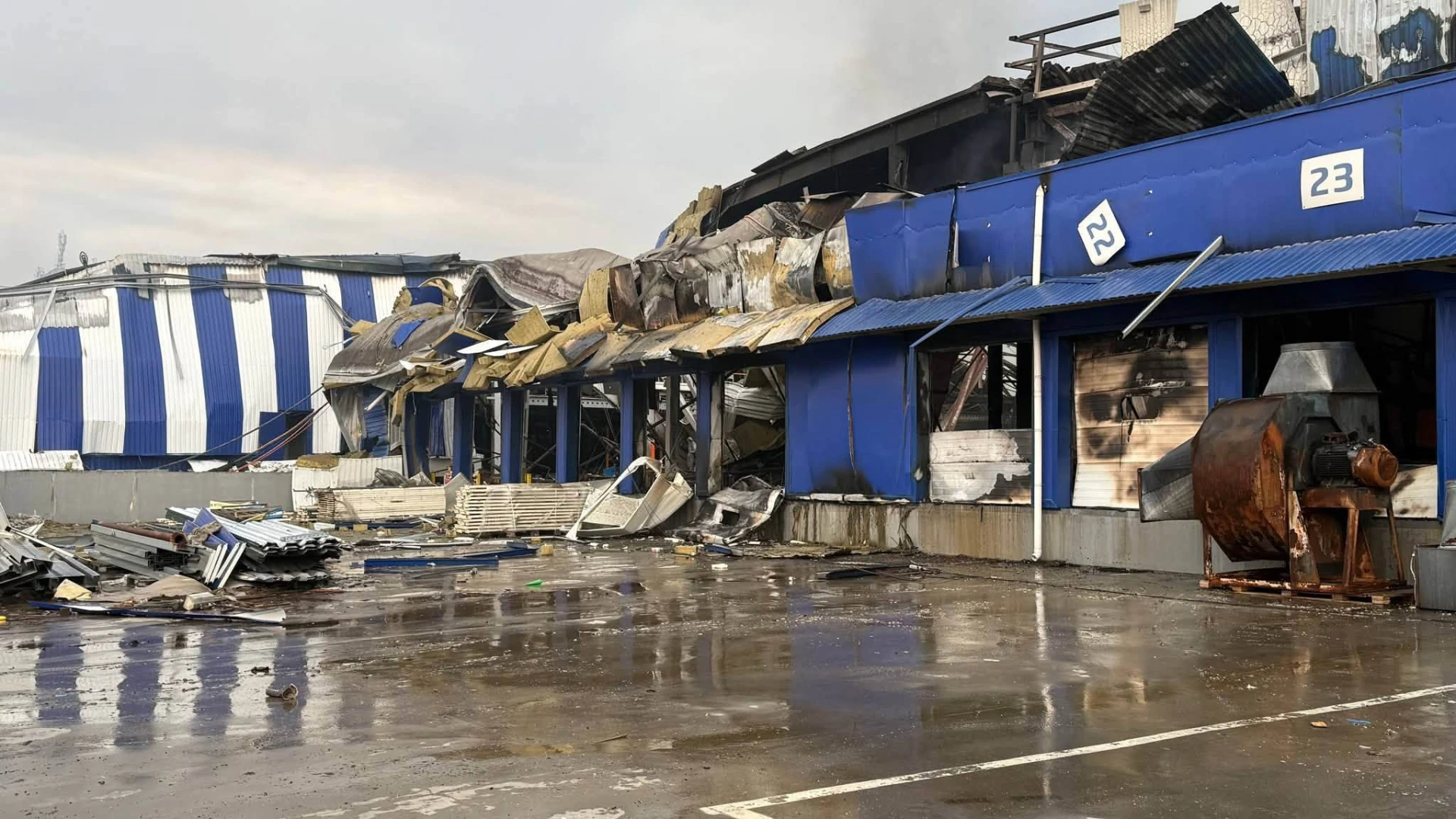 Пошкоджена будівля «Епіцентру» в Первомайську після удару безпілотника 20 жовтня 2026 року